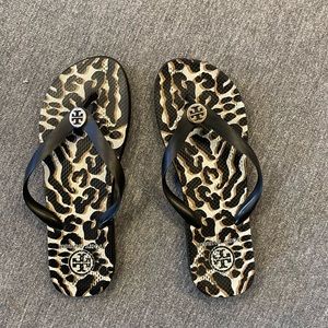 Tory Burch Black Leoprad Flip Flop 8.5 Gold Logo Sandals